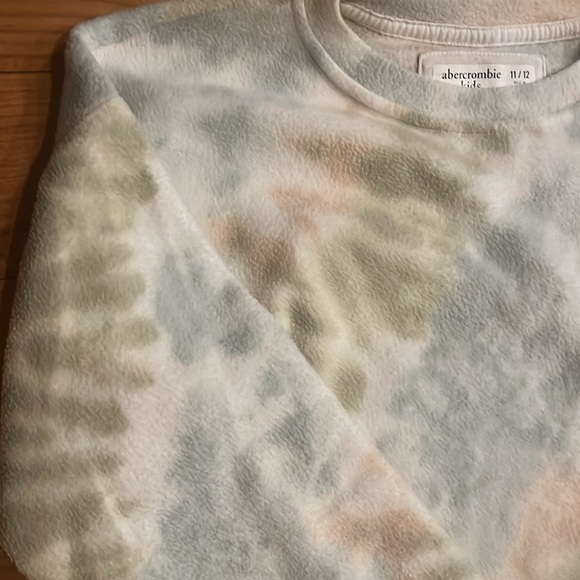 3/$20 Abercrombie kids, thin, soft, fleece long sleeve shirt - Picture 2 of 4